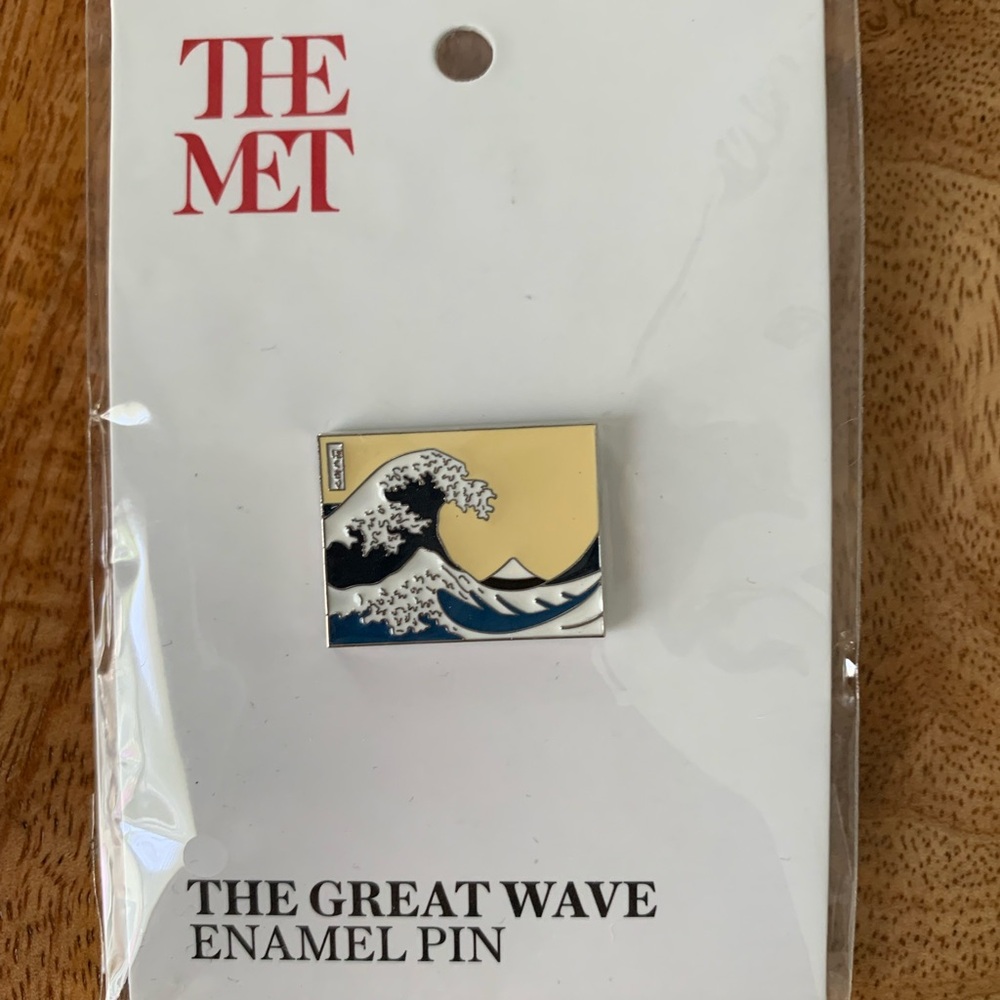🌊 NWT The Met Hokusai Great Wave Enamel Pin Japanese Art NYC